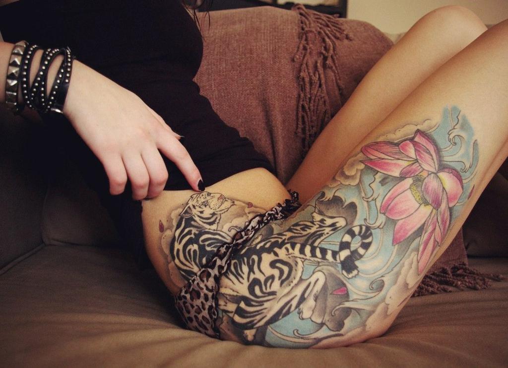 Жопастая девка с татуированной ногой ласкает писю игрушкой