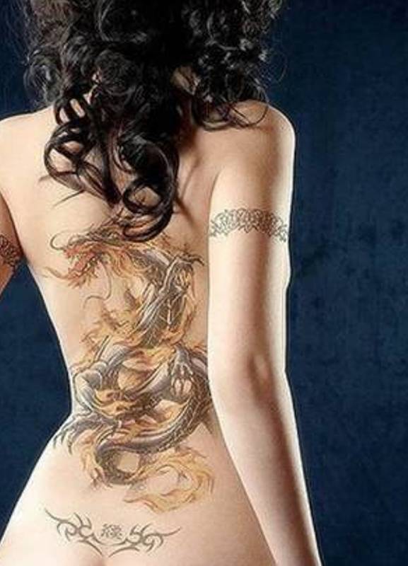 Рыжеволосая бестия с татуировками на теле порно фото