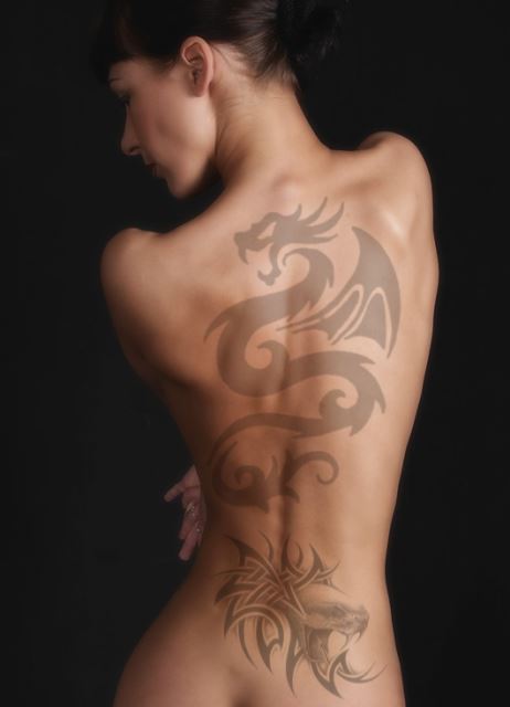 Порно фото секса с яркой брюнеткой с татуировкой на спине