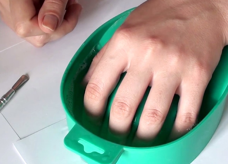 Как делать ванночки для ногтей. Ванночка для маникюра. Ванночка для рук. Классический маникюр в ванночке. Ванночки для пальцев.