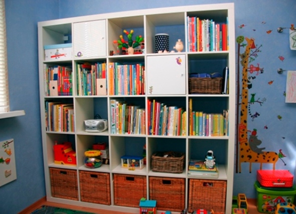 Алеша написал сочинение стеллаж. Детский шкаф для игрушек и книг. Стеллажи для комнаты детских инициатив. Шкафы для детского сада в группу с книжной полкой.
